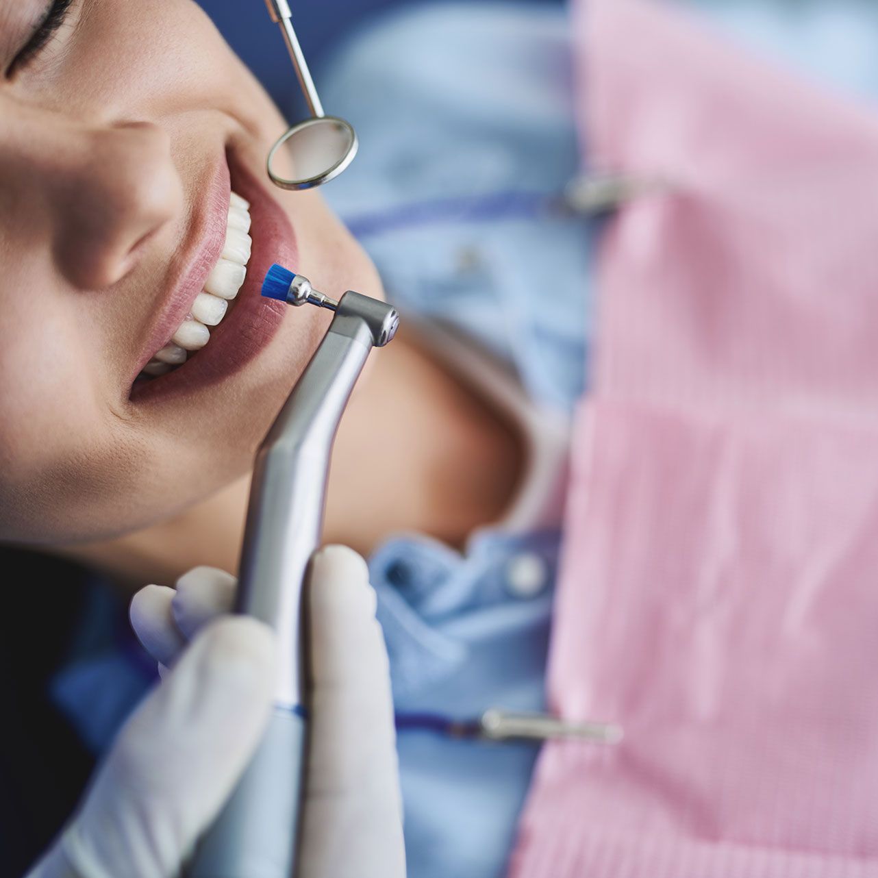 Zahnmedizin, Zähne und Schönheit mit dem Lächeln einer Frau für Produkte, Wellness und Mundhygiene-Kosmetik.